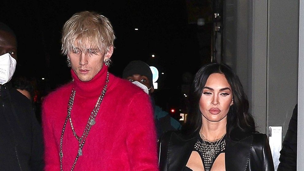 Megan Fox și Machine Gun Kelly, prima apariție publică după ce s-au logodit. Ce ținute excentrice au purtat