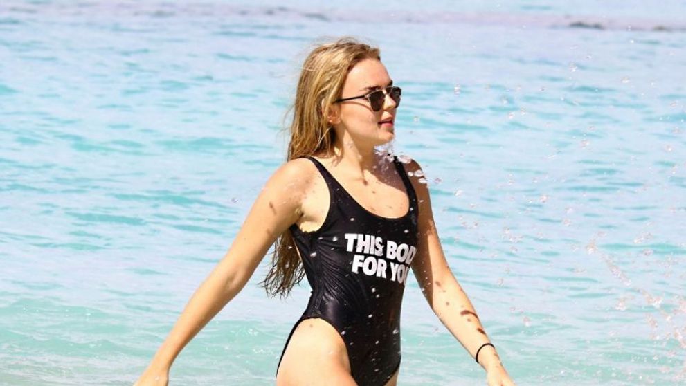 Le face concurenta Selenei Gomez si lui Miley Cyrus. Noua pustoaica-minune din showbiz, spectacol total la plaja