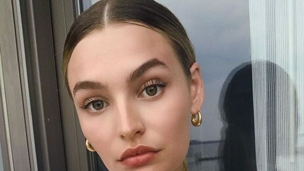 Model Victoria's Secret fotografiat în timp ce face plajă pe balcon! Cum a fost surprinsă tânăra