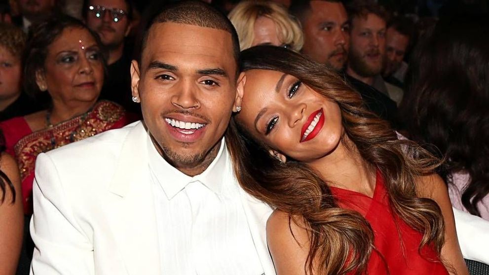 Rihanna și-a arătat la plajă noile forme și Chris Brown a luat-o razna
