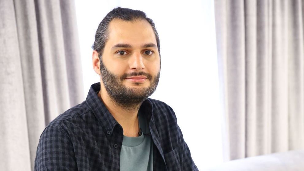 Omid Ghannadi susține campania Salvați Copiii România de dotare a școlilor cu tablete pentru cursuri la distanță