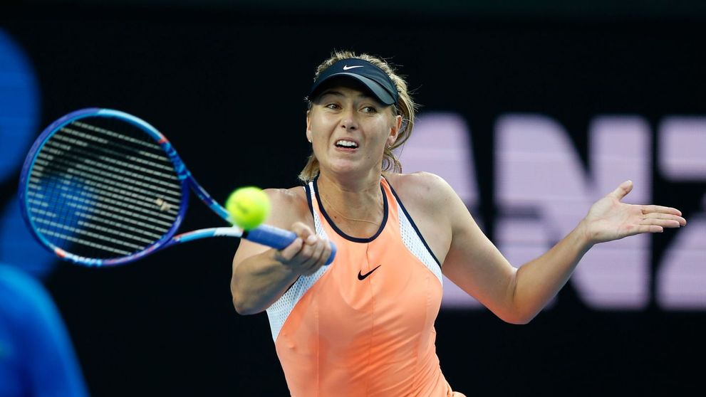 Jucatoarea de tenis care impresioneaza cu fizicul ei. Maria Sharapova uimeste intr-o rochie eleganta si scurta.