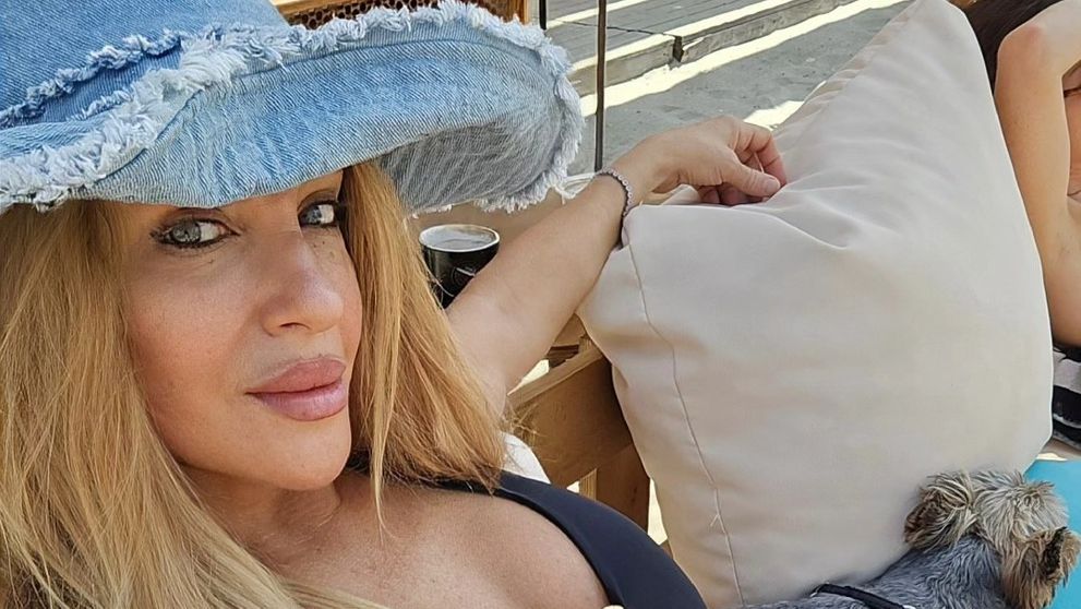 Tania Budi, surprinsă pe litoral într-o formă excelentă. Se apropie de 60 de ani, dar pare că a găsit elixirul tinereții