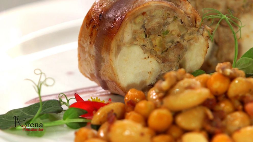 Rulada de iepure, sos de vin si garnitura cu fasole