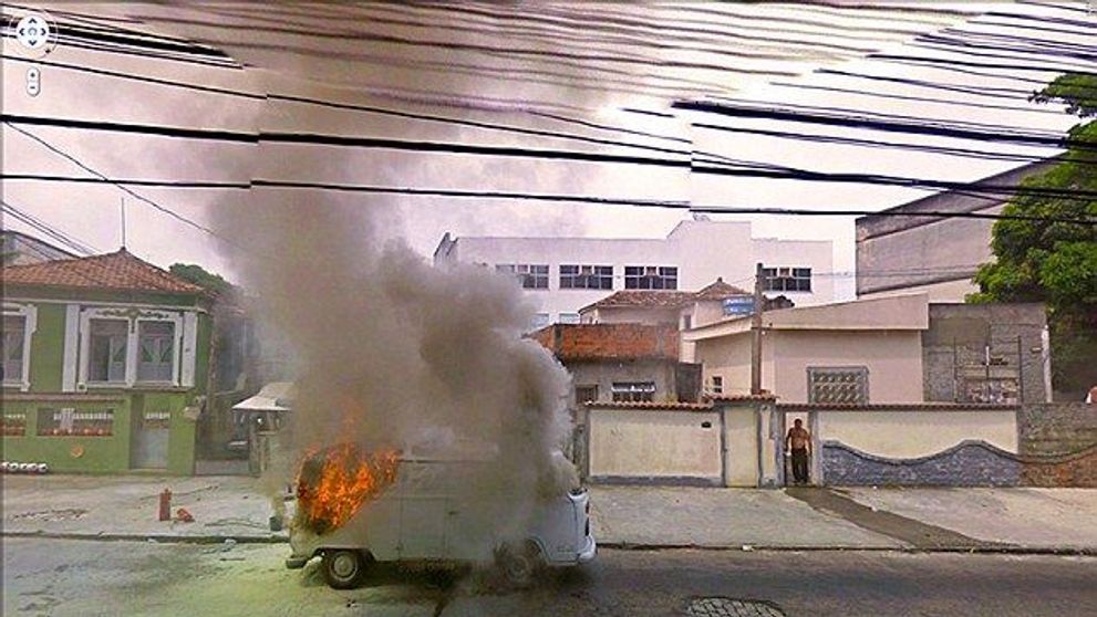 Imagini surprinse de Google Street view: incendii, accidente si femei in ipostaze ciudate! FOTO