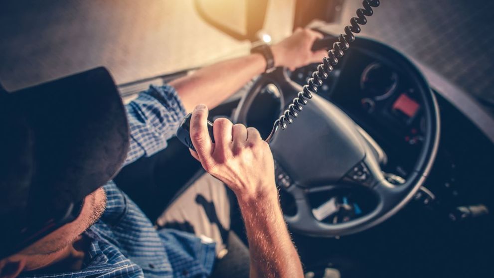 Venit mai devreme din cursă, un șofer de TIR și-a surprins soția cu amantul! Bărbatul a făcut LIVE pe Facebook