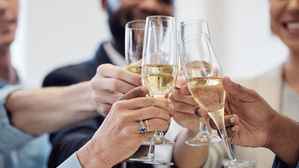 Pentru a atrage tinerii, o companie își lasă angajații să bea alcool la muncă și oferă concediu ”de mahmureală”. Salariul lunar este aproape 6.400 lei