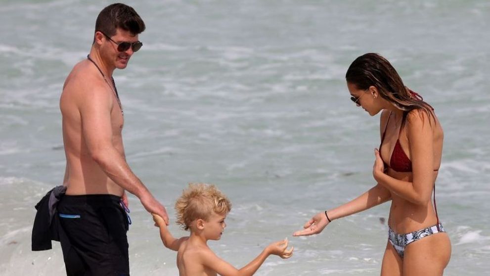 Nu e de mirare ca nu isi mai poate lua mainile de pe ea. Cat de sexy este iubita lui Robin Thicke in costum de baie