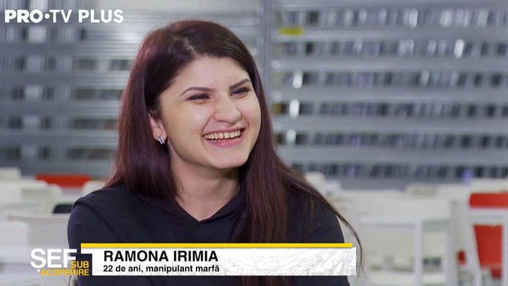 Tânăra angajată Ramona e surprinsă de „viteza” cu care lucrează șeful sub acoperire