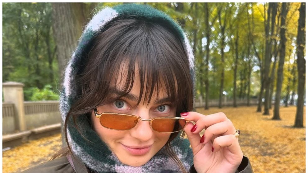 Cu un fular mototolit pe cap și cu ochelari, nu o mai recunoști. Celebra actriță a găsit deghizarea perfectă pentru a nu fi urmărită de fotografi
