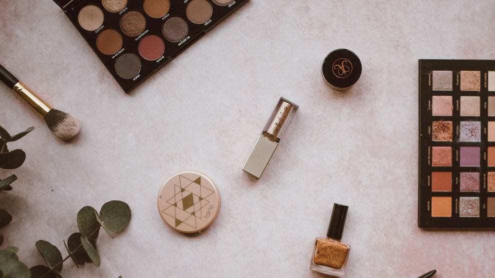 (P) Secretele unui machiaj natural de vară: cum să strălucești cu rimel și ruj Maybelline
