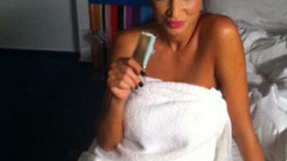 Doar in prosop, intr-o camera de hotel! Scene de making of de la videoclipul unei canterete supersexy – FOTO