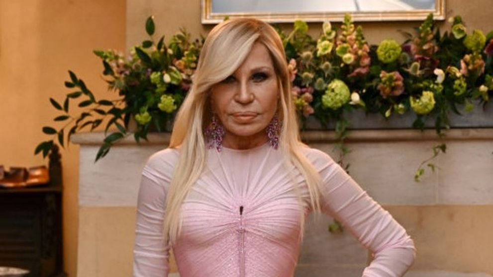 Rochia de 500 de ore și 1500 de cristale: Capodopera purtată de Donatella Versace