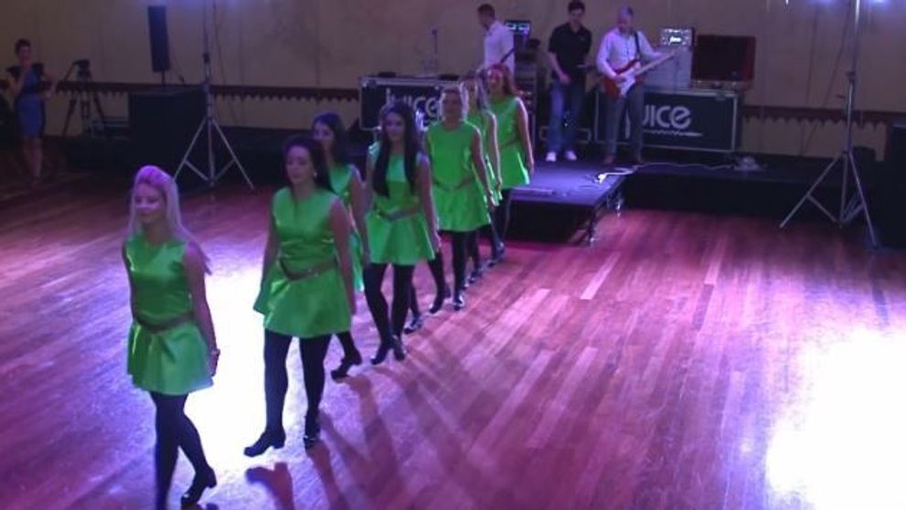 Rar ai ocazia sa vezi domnisoare de onoare imbracate in tinute verde neon. Cand muzica porneste, totul capata sens