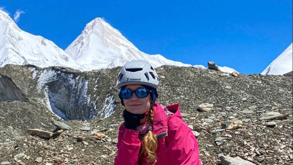 Ce s-a întâmplat cu alpinista care a rămas blocată la o altitudine de peste 7.000 de metri după ce s-a accidentat. Un coleg de echipă a vorbit despre ultima zi petrecută alături de ea