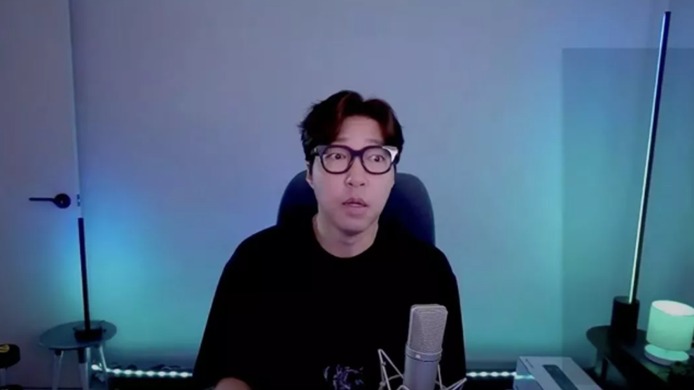 Un YouTuber cu 1,5 milioane de fani s-a prăbușit și a murit chiar după un live. Ce simptom a manifestat în timp ce era în direct cu abonații