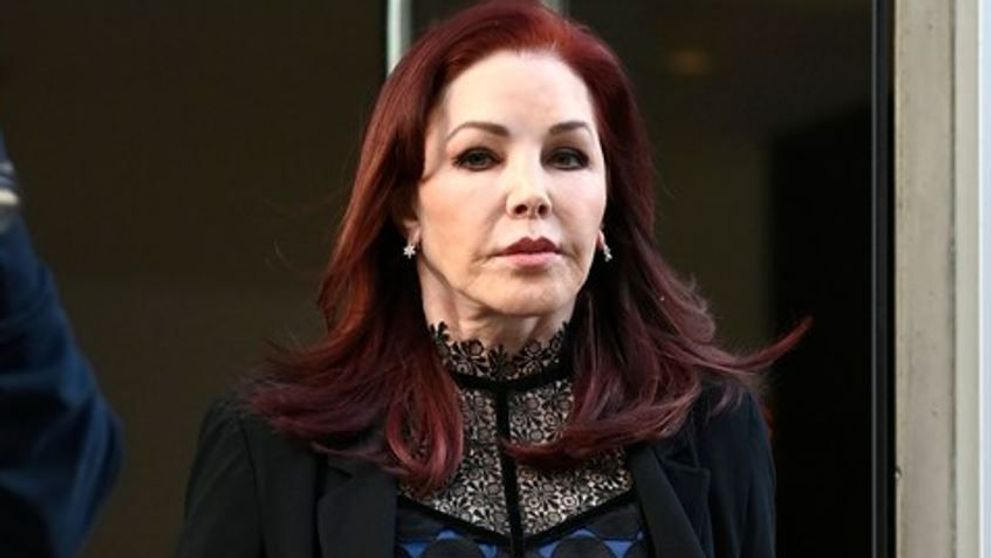 La 77 de ani, Priscilla Presley a apărut pe stradă în rochie transparentă și fără niciun rid pe față