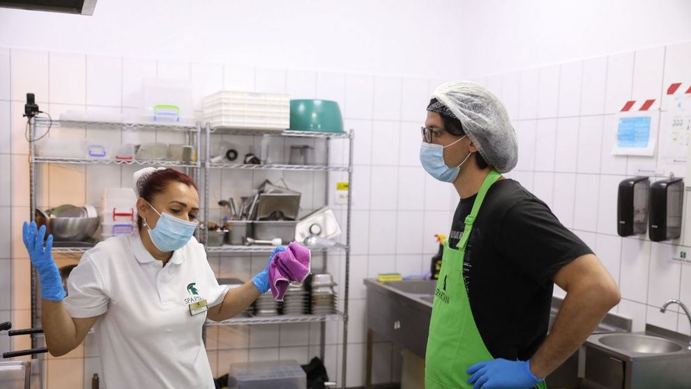 Ce nu s-a văzut la TV. Confesiunile lui Ștefan Mandachi după fiecare job pe care l-a făcut alături de angajații săi