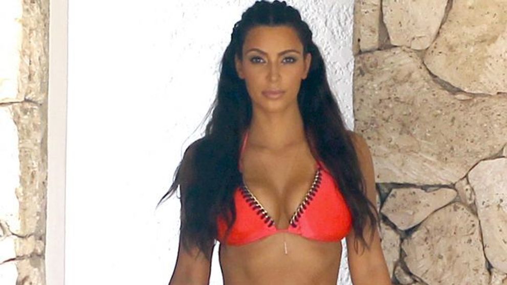 Adevarul despre corpul lui Kim Kardashian. Cum arata posesoarea celui mai celebru posterior <span style=