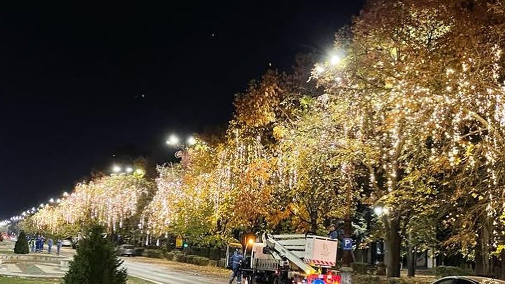A început montarea decoraţiunilor pentru iluminatul festiv din Capitală. Când se deschide Târgul de Crăciun - FOTO