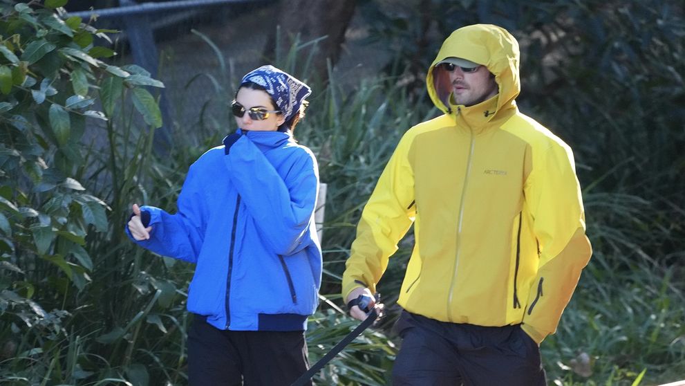 S-au acoperit din cap până în picioare, dar tot n-au scăpat de paparazzi! Unde a fost surprins cel mai urmărit cuplu al momentului