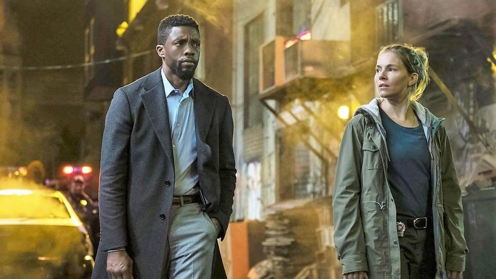 Chadwick Boseman și-a tăiat singur din salariu pentru a o ajuta pe Sienna Miller