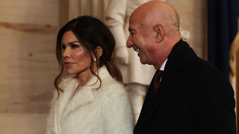 Toți ochii au fost ațintiți asupra ei când și-a dat haina jos! Logodnica lui Jeff Bezos, al doilea cel mai bogat om din lume, criticată pentru ținuta aleasă la învestirea lui Trump: „Dezgustător și rușinos”