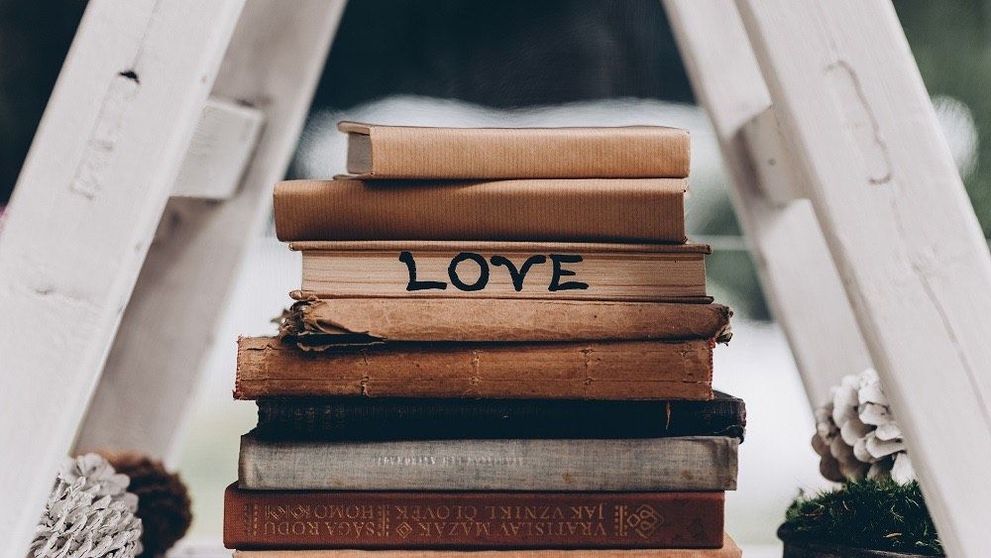(P) Dragoste sub acoperire, unul dintre cele mai bune romane de dragoste, este disponibil la BOOKZONE