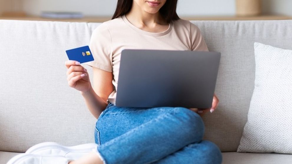 A făcut infecție după ce a purtat un sutien comandat pe cea mai cunoscută platformă de cumpărături online! Ce răspuns a primit femeia din partea companiei