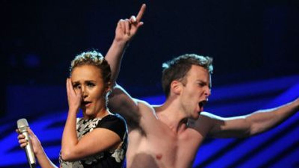 Cel mai socant moment la premiile MTV EMA 2011! Vezi gestul incredibil al unui barbat!
